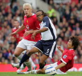 Edgar Davids in typical action with Alan Smith