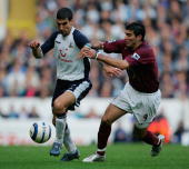 Stalteri is about to be held by Reyes, but the free kick is going to go against Spurs