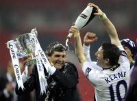 Robbie Keane dowses Juande ramos in champagne