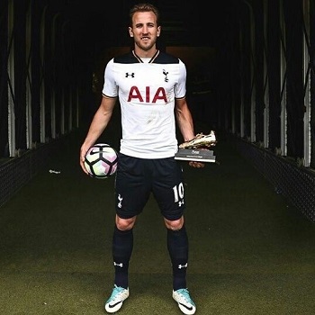Harry Kane poses with The Premier League Golden Boot